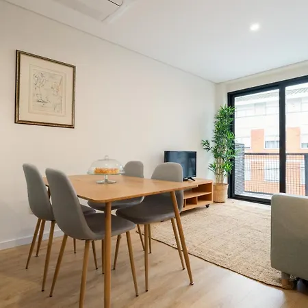 Apartamento Stylish & Bright Flat With Balcony By Hostwise
