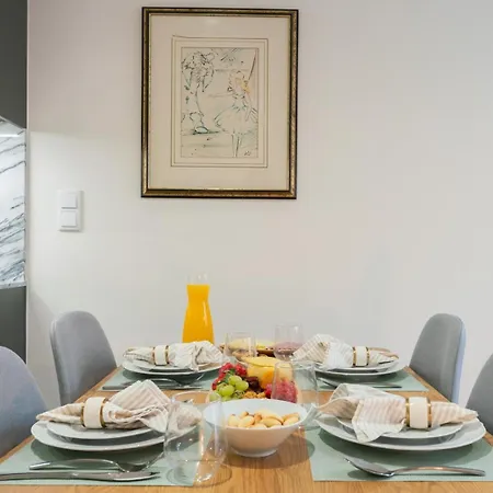 Apartman Stylish & Bright Flat With Balcony By Hostwise *