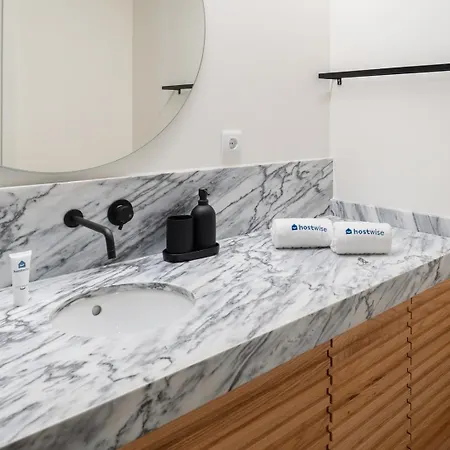 Apartman Stylish & Bright Flat With Balcony By Hostwise