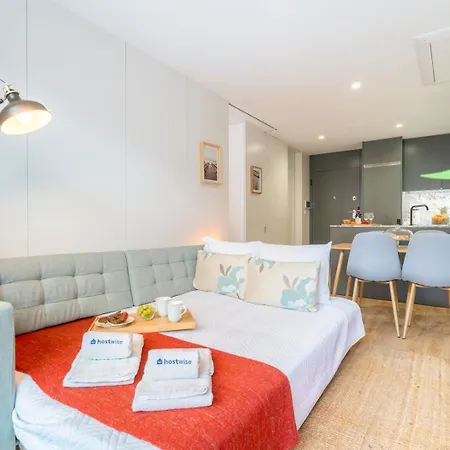 Stylish & Bright Flat With Balcony By Hostwise Apartman