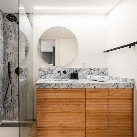 Apartman Stylish & Bright Flat With Balcony By Hostwise