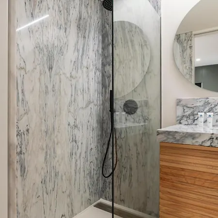 Apartman Stylish & Bright Flat With Balcony By Hostwise *