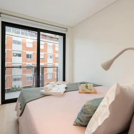 Stylish & Bright Flat With Balcony By Hostwise *