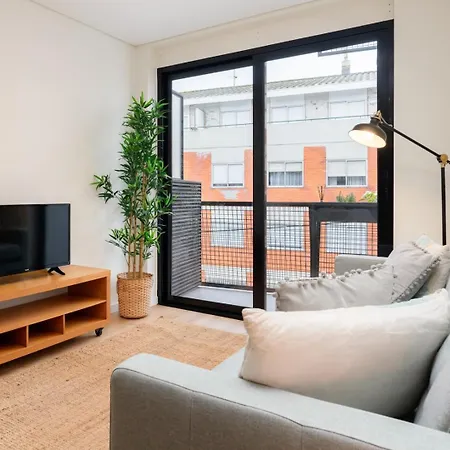 Stylish & Bright Flat With Balcony By Hostwise