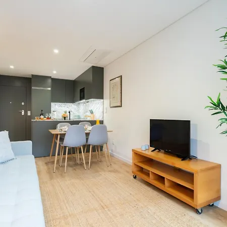 Apartman Stylish & Bright Flat With Balcony By Hostwise