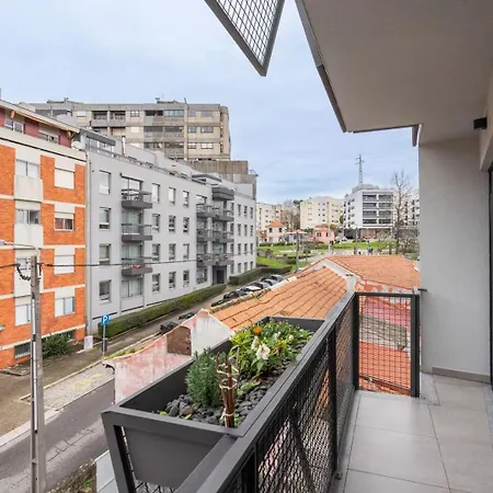 Apartamento Stylish & Bright Flat With Balcony By Hostwise *