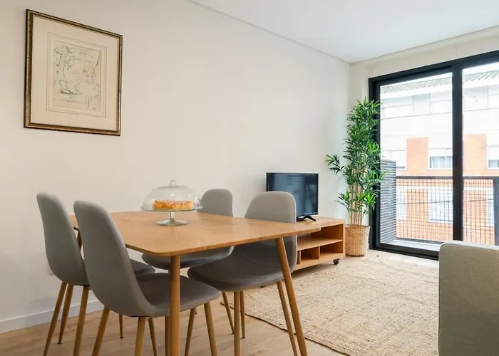 Daire Stylish & Bright Flat With Balcony By Hostwise