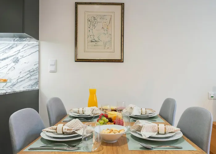 Apartment Stylish & Bright Flat With Balcony By Hostwise *