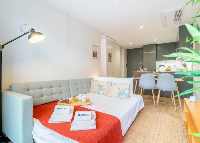 Stylish & Bright Flat With Balcony By Hostwise Daire