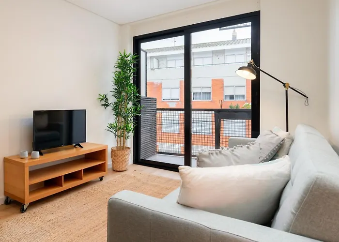 Stylish & Bright Flat With Balcony By Hostwise