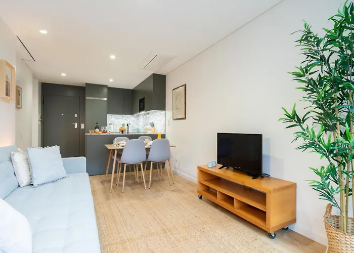 Apartment Stylish & Bright Flat With Balcony By Hostwise