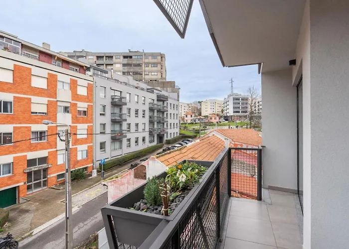 Apartment Stylish & Bright Flat With Balcony By Hostwise *